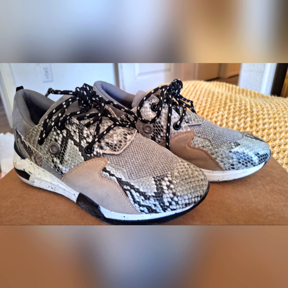 Multi-color tennis shoes
